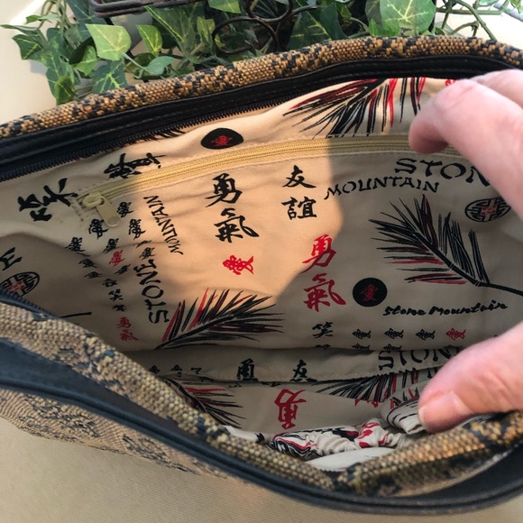 Pretty Patterned Handbag With Zipper Closure - Picture 3 of 7